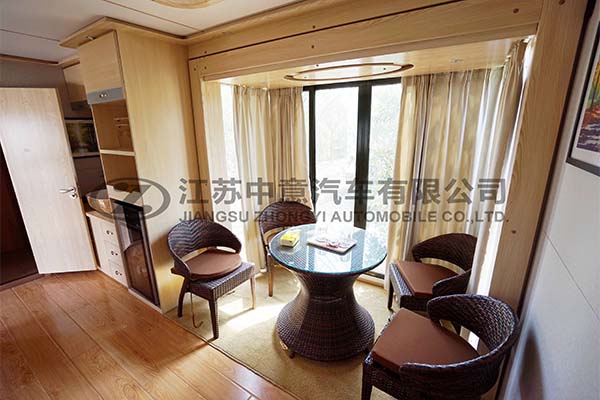 宿營(yíng)車(chē)