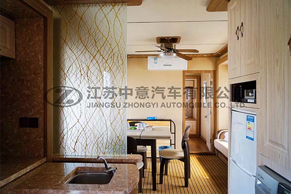 宿營(yíng)車(chē)