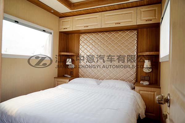 宿營(yíng)車(chē)