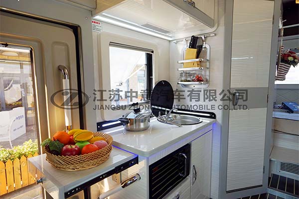 中意SZY5045XLJ進(jìn)口自動擋雙拓展依維柯C型房車