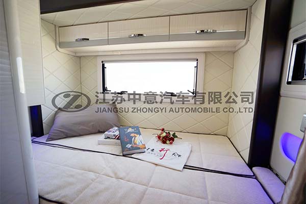 中意SZY5045XLJ進(jìn)口自動擋雙拓展依維柯C型房車