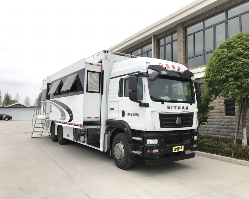 大型通信指揮車