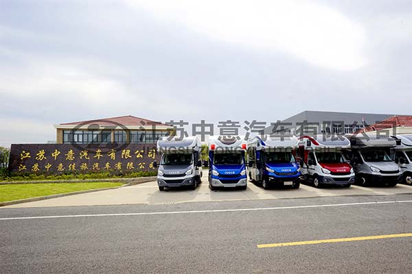 雙拓展房車發(fā)車現(xiàn)場(chǎng)