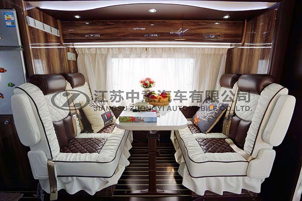 中意SZY5045XLJN2歐勝雙拓展自動(dòng)擋依維柯C型房車(chē)